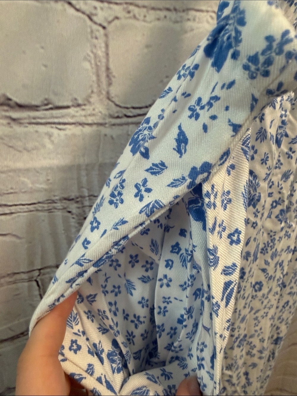 Sincerely Jules White Pants with Blue Floral Print - Picture 5 of 6